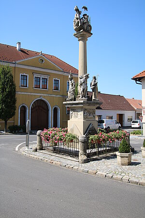 Au am Leithaberge, Dreifaltigkeitssäule am Hauptplatz, 1829 aus Dank für das Erlöschen der Cholere errichtet