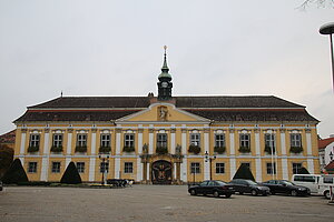 Stockerau, Rathaus, 1716 von der Stadt erworbenes Puchheimsches Haus, Ost- und Nordflügel 1738/39 barock umgebaut
