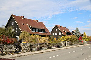 Allensteig, Freiheitsstraße: Doppelwohnhäuser in Holzbauweise, um 1939/40 errichtet