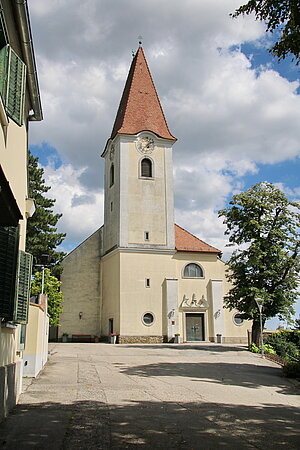 Fels am Wagram, Pfarrkirche hl. Margaretha, 1963 unter Beibehaltung des Turmes und des Chores nach Plänen von Johann Petermair errichtet