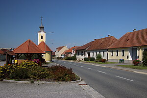 Irnfritz, Dorfstraße mit Ortskapelle hl. Florian, 2. Hälfte 19. Jh.