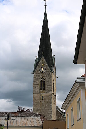 St. Valentin, Pfarrkirche hl. Valentin, spätgotische Hallenkirche mit Langchor und vorgestelltem West-Turm