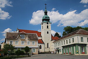 Ensemble am Hauptplatz, dahinter die Pfarrkirche hl. Martin