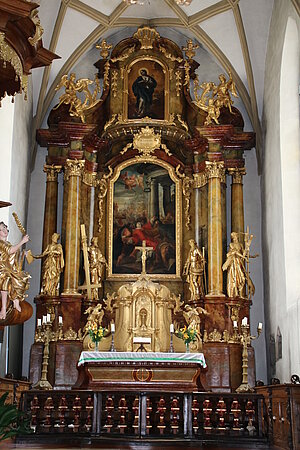 Ybbs an der Donau, Portal der Pfarrkirche hl. Laurentius, barocker Hochaltar, 1722 geweiht