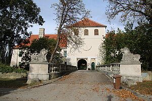 Guntersdorf, ehem. Wasserschloss in der Ortsmitte, 2. Hälfte 16. Jh.