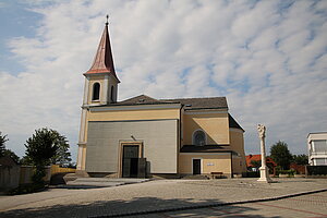 Hochwolkersdorf, Pfarrkirche hl. Laurentius, romanischer Bau, das Langhaus durch Neubau nach Plänen Otto Ernst Hoffmanns 1961-63 errichtet