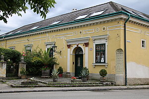 Straß im Straßertal, Marktplatz Nr. 54, Ecke Bahnstraße: im Kern um 1770, seit damals Kaufhaus
