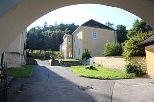 Weiten, Pfarrhof, nördlich der Pfarrkirche, im Kern spätgotisch