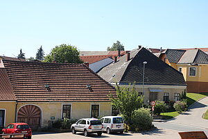Japons, Dreiseithöfe am Hauptplatz