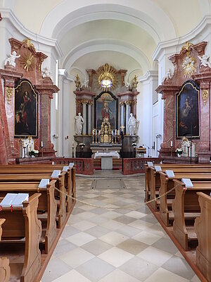 Rabensburg, Pfarrkirche hl. Helena, Blick in das Innere mit Ausstattung aus der Bauzeit