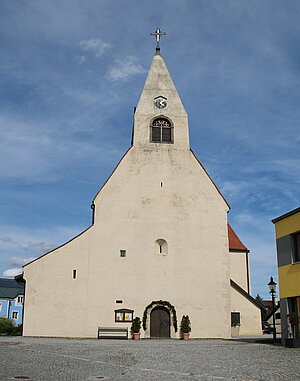 Rastenfeld, Pfarrkirche Mariae Himmelfahrt, im Kern romanischer Bau mit gotischem Chor