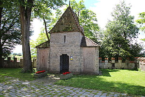 Haag, Michaelkapelle auf dem Kirchhof, sog. Karner westlich der Pfarrkirche, neugotischer Bau - Wehrmauer