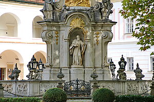 Stift Heiligenkreuz, Dreifaltigkeitssäule, Giovanni Guiliano, 1736-39