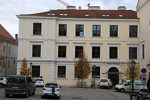 Neulengbach, ehem. Franziskanerkloster, dann Alte Volksschule, heute Rathaus