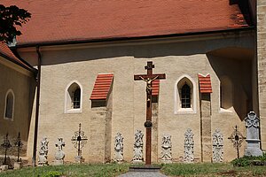 Pfarrkirche hl. Nikolaus, spätromanisch-frühgotisches Hauptschiff, spätbarocke Priestergrabsteine