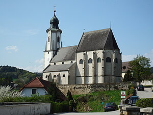 Emmersdorf, Pfarrkirche hl. Nikolaus, spätgotische Pfeilerbasilika mit vorgestelltem barockisierten Westturm