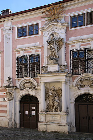 St. Pölten, Linzerstrßae 9-11, Institut der Englischen Fräulein, Kernbau 1715-17 errichtet, Skulpturengruppen vermutlich von Andreas Gruber und Peter Widerin