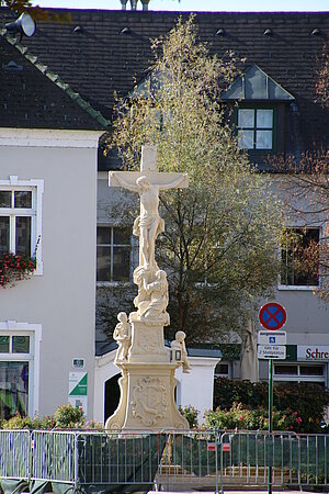 Tulln, Minoritenplatz, Steinkruzifix, 1754