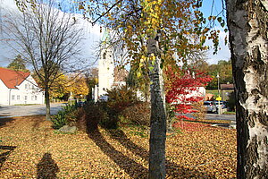 Niederkreuzstetten, Kirchenplatz mit Parkanlage