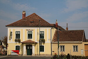 Pfaffstätten, Pfaffstätten, Dr. Josef Dolp-Straße 4, Rathaus - Prangerstein