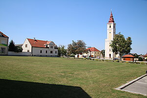 Sommerein, Anger mit Pfarrkirche im Hintergrund