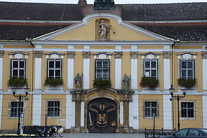 Stockerau, Rathaus, schlossartige Schaufassade