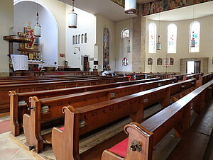 Eichgraben, Pfarrkirche Herz Jesu Friedenskirche, Blick in das Hauptschiff