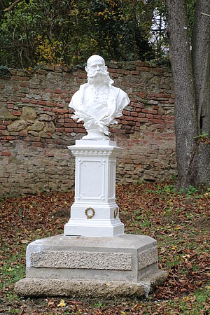 Ladendorf, Denkmal für Kaiser Franz Joseph im Park vor der Pfarrkirche