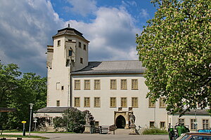 Asparn an der Zaya, Schloss Asparn an der Zaya - ab 1651 Neubau des ehem. Wasserschlosses, 1717 Umbauten