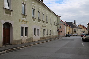 Bruck an der Leitha, Blick in die Burgenlandstraße