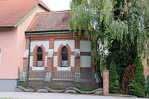 Leopoldsdorf im Marchfeld, ehem. Hauskapelle des Wiener Weltenschen Kinderasyls, errichtet Anfang des 20. Jahrhunderts