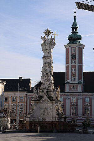 St. Pölten, Rathausplatz, Dreifaltigkeitssäule, dahinter Rathaus