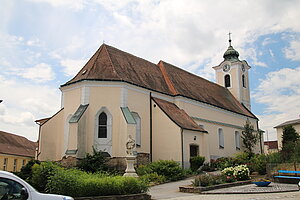 Bernhardsthal, Pfarrkirche hl. Ägydius, Langhaus mit romanischem Kern aus dem 12. Jh., Chorschluss von 1330