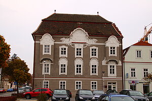 Korneuburg, Hauptplatz Nr. 15, Ecke Bisamberger Straße: späthistoristischer Bau, 1902 - Giebelfelder mit Stuckreliefs zur Geschichte Korneuburgs