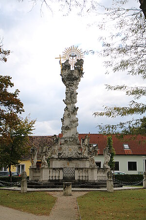 Laa an der Thaya, Pfarrkirche hl. Veit, Dreifaltigkeitssäule, Rochus Mayrhofer, 1710 bzw. 1739