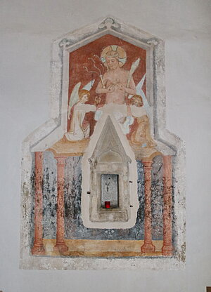 Maiersdorf, Wehrkirche hl. Johannes der Täufer, Sakramentsnische mit Fresken umrahmt - Schmerzensmann, um 1430