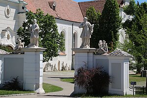Retz, Pfarrkirche hl. Stephan, Umfassungsmauer von Kirche, Stiftshof und Pfarrhof, Skulpturen 2. Viertel 18. Jh.