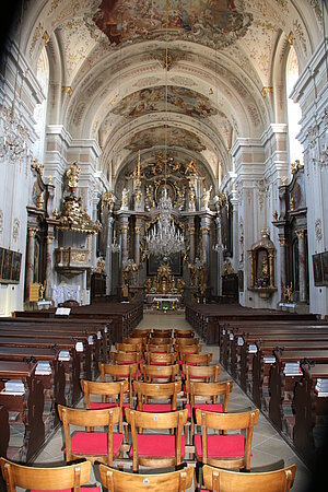 Waidhofen an der Thaya, Pfarrkirche Mariae Himmelfahrt, Kircheninneres, einheitliche Ausstattung aus der Barockzeit