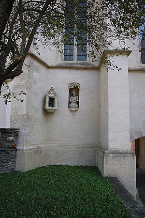 Weiten, Pfarrkirche hl. Stephanus, Lichthäuschen und Nische mit Halbfigur Ecce Homo, erste Hälfte 15. Jahrhunderts an der Chorwand