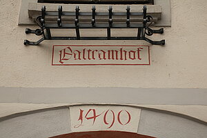 Brunn am Gebirge, Leopold Gattringer-Straße, Patramhof, Rundbogenportal 1490