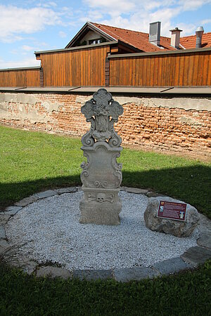 Dobermannsdorf, barocker Grabstein vom alten Friedhof, 1728