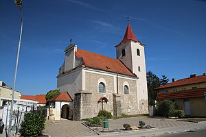 Eggendorf, Pfarrkirche Hll. Petrus und Paulus, roman. Chorturmkirche mit barocker Blendfassade