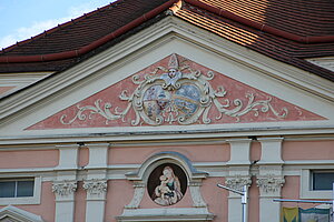 Herzogenburg, ehem. Rathaus des Unteren Marktes, Fassade von Joseph Munggenast, 1725-30, Giebel mit Wappenkartusche der Besitzungen des Stiftes Herzogenburg