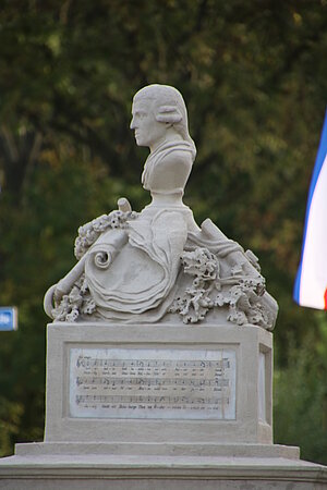 Rohrau, Haydn-Denkmal vor Gemeindeamt, 1794 im Schlosspark errichtet, 1951 an den heutigen Platz übertragen