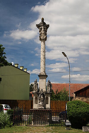 Schwadorf, Pestsäule auf dem Hauptplatz, 1691