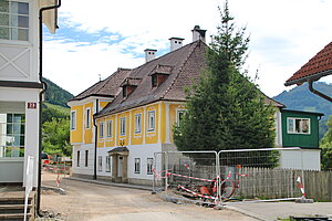 Gresten, Oberer Markt 24, Bürgerhaus, ehem. Maurerhaus, im Kern 16./17. Jh., 1830-1840 aufgestockt