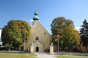 Harmannsdorf, Pfarrkirche hl. Hippolyt, im Kern romanischer Bau, 1689 barockisiert