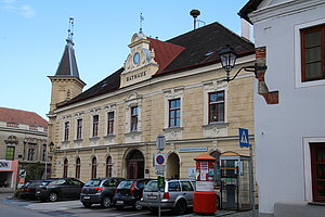 Mautern an der Donau, Rathausplatz Nr. 1: Rathaus, Anlage des 17. und 18 Jahrhunderts, späthistoristische Fassade