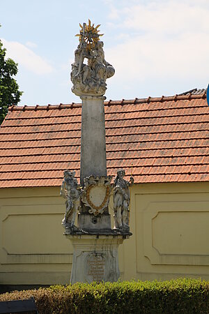 Bisamberg, Pestsäule vor dem Armenspital, 1713 errichtet