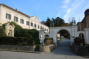 Großrußbach, Schloss unterhalb der Kirche, im Kern 15./16. Jahrhundert, 1739 barockisiert